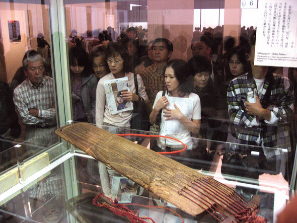 일본 황실의 보물 창고 쇼소인에서 수많은 신라 공예품을 발견할 수 있다. 신라의 가야금과 먹 등이 전시돼 있다. 사진 한겨레 노형석 기자