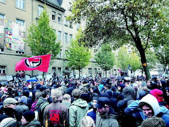 &raquo; 지난 2009년 11월 독일 라이프치히에서 신나치주의자들이 시위를 벌이자, 진보적 사회단체와 정당 소속 활동가와 시민들이 신나치즘에 반대하는 맞불집회를 열고 있다. 한겨레 자료