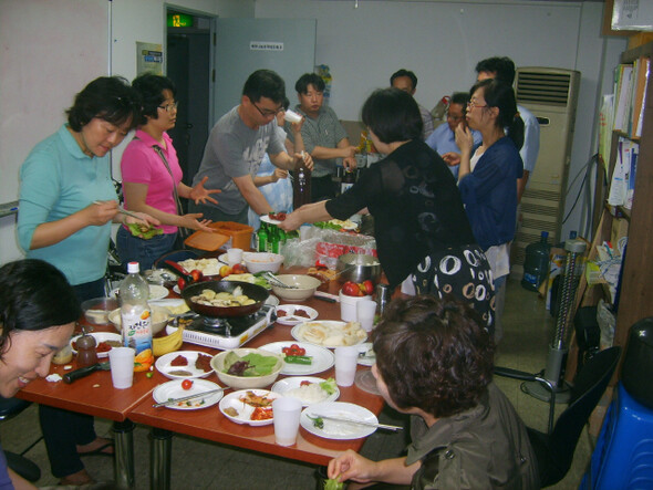희망나눔동작네트워크의 첫 동네파티가 열린 지난해 7월10일 회원들이 저녁을 먹으며 이야기를 나누고 있다. 매달 첫쨋주 금요일 저녁에 열리는 동네파티는 회원들이 편안하게 모여 서울 동작구에서 행복하게 살 방법을 이야기하는 자리다. 희망나눔동작네트워크 제공