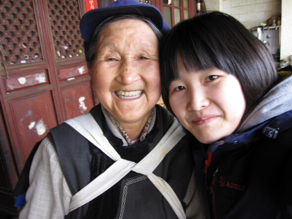 “2010년 2월에 간 중국 윈난의 마을 빨래터에서 나시족 할머니를 만났습니다. 제가 빨랫감을 집까지 들어드렸어요. 그랬더니 저를 집에 초대해주셨어요. 빵, 과일, 차…. 이것저것 내오시며 먹으라고 하시는데 말은 통하지 않지만 정말 따뜻했어요. 마침 할아버지도 계셔서 폴라로이드 카메라로 두 분이 나란히 앉은 모습을 찍어드렸어요. 어찌나 좋아하시던지…. 나오는 길에 과일을 싸주시더라고요. 다시 윈난을 간다면 그 할머니 댁에 꼭 가보고 싶네요.” -심영주 국제민주연대 공정여행에 세 번째. 심영주 제공