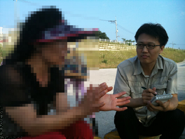 고 박지연씨의 어머니가 기자에게 참담한 심정을 토로하고 있다.