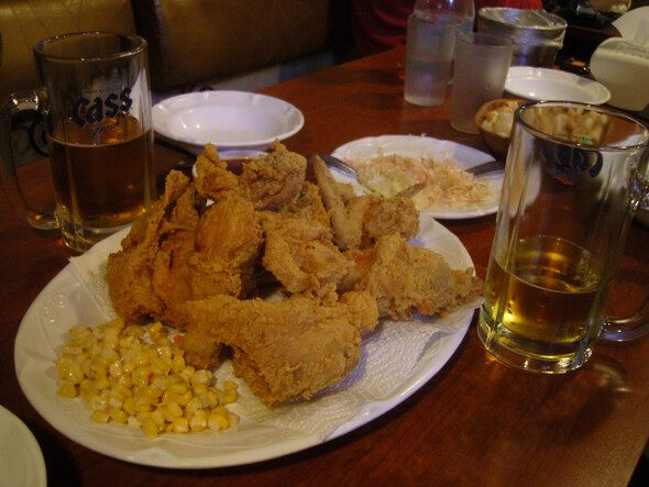 &raquo; 크리스터 치킨 맛은 BBQ치킨과 비슷하지만, 더 바삭한 튀김옷에 더 튼실한 닭이 숨어 있다. 한겨레21 X