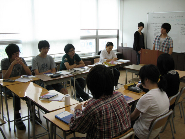 » 대안학교의 특색 가운데 하나가 독서토론이 활성화돼 있다는 것이다. 경기도 고양의 대안학교 ‘다산학교’ 학생들의 독서 세미나 모습. 한겨레 자료