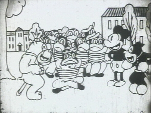 노라쿠로는 미키마우스를 베껴왔다. 1920~30년대 일본의 완구용 영사기에서 상영되는 29초짜리 애니메이션에서는 미키마우스와 노라쿠로가 함께 등장한다. 일본 제작, 연대 불명.