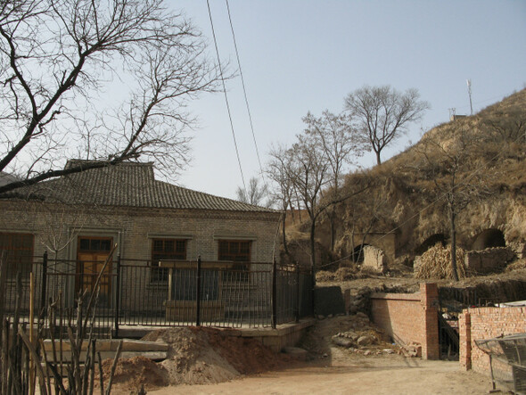 중국 산시성 옌안 유만가구 산 중턱에 자리한 백구은국제화평의원 수술실(왼쪽 벽돌건물)과 치료실·의료진 숙소로 쓰인 흙동굴(오른쪽). 방우용이 이곳에서 근무했다.