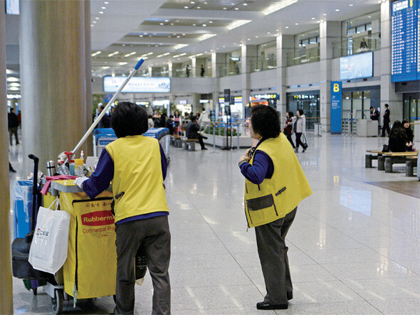 인천 중구 운서동 인천국제공항 여객터미널에서 일하는 환경미화원 노동자들. 이들처럼 공항의 대다수 노동자들은 인천국제공항공사와 민간위탁 계약을 맺은 업체 소속의 직원이다.김명진