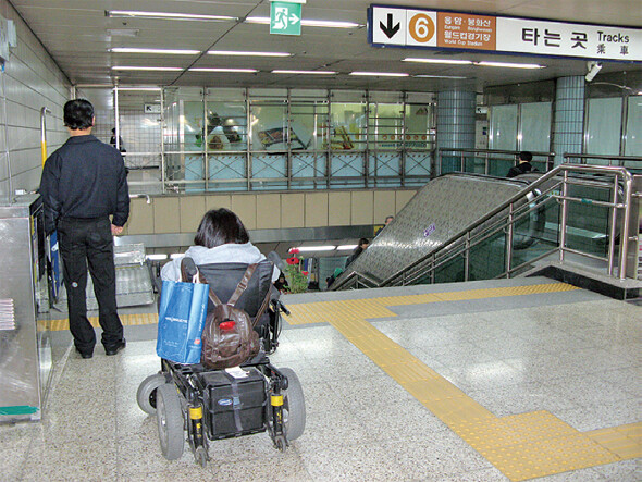 서울 지하철 신당역에서 한 장애인이 지하철을 이용하기 위해 이동하고 있다.한겨레 박태우