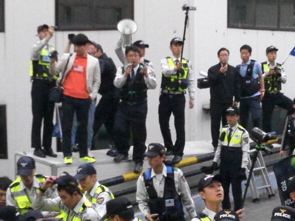  May 18. More than 200 police officers arrived at the hospital after receiving a call from Yeom’s father. Unionists tried to block the police from removing Yeom’s body. 24 unionists were arrested. (provided by Samsung Electronics Service labor union)