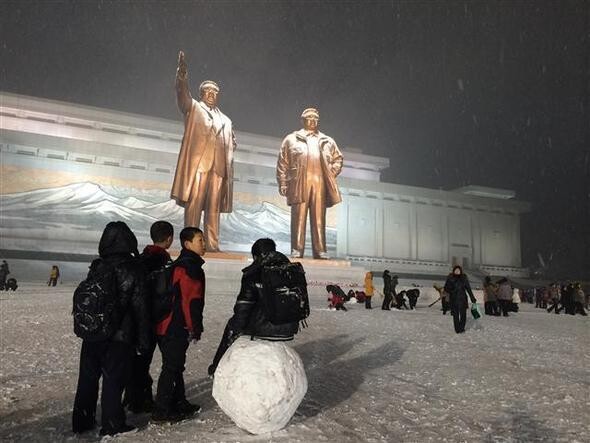  statues of deceased North Korean leaders Kim Il-sung and Kim Jong-il in Pyongyang. (Xinhua)