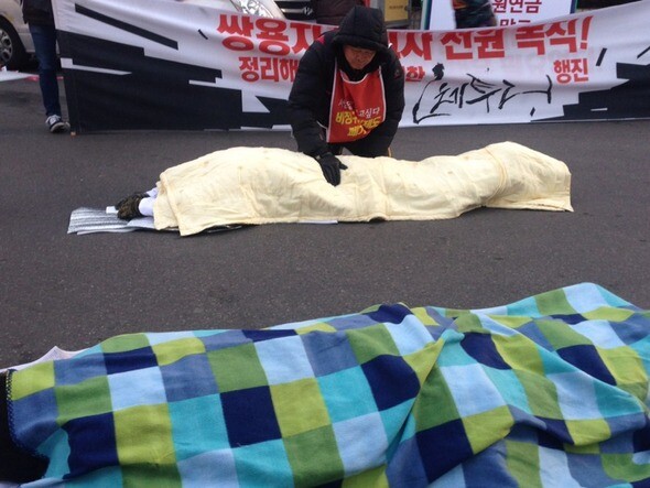 쌍용차 해고자 복직 요구하는‘정리해고-비정규직법제도 전면폐기를 위한 행진단’이 오체투지를 이어가고 있다. 한겨레21 박승화