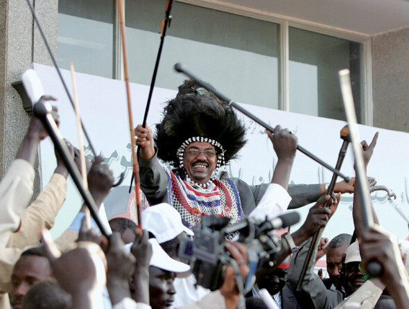 국제형사재판소(ICC)가 체포영장을 발부한 지 사흘 만인 지난 3월7일 전통 복장을 차려입은 바시르 수단 대통령이 수도 하르툼에서 열린 지지 집회에서 건재를 과시하고 있다. 사진 EPA/ PHILIP DHIL