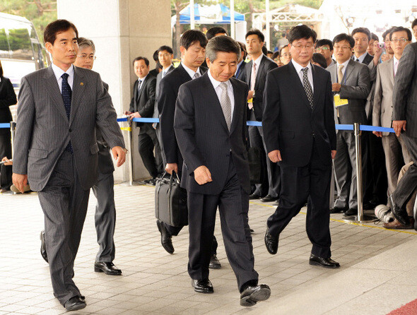 증오와 무시를 바탕으로 한 현실 정치세력과 사법권력 그리고 언론권력의 ‘노무현 죽이기’는 결국 그의 죽음으로 귀결했다. 4월30일 검찰에 출두하는 노무현 전 대통령. 사진 사진공동취재단