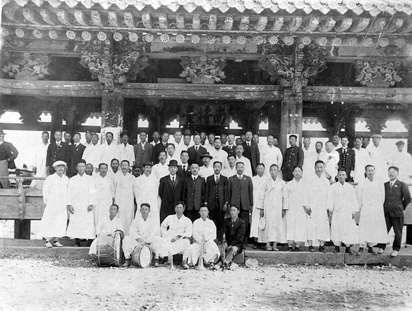 1928년 진주 촉석루(남장대) 앞에서 신간회 진주지회 회원들과 기념촬영한 신간회 간부들.한겨레 자료