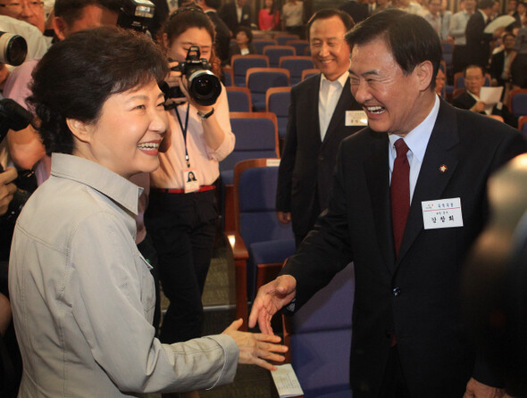 박근혜 전 위원장이 6월1일 오후 국회에서 열린 의원총회에서 국회의장 후보자 투표를 마친 뒤 강창희 의원과 악수를 나누고 있다. 하나회 출신인 강 의원은 이날 총회에서 19대 국회 전반기 국회의장 후보자가 됐다. <한겨레> 강창광 기자