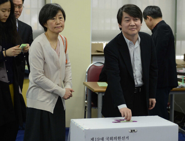 » 안철수 서울대 융합과학기술대학원장이 4월11일 서울 용산구 한강초등학교에 마련된 투표소에서 투표를 하고 있다. 사진공동취재단