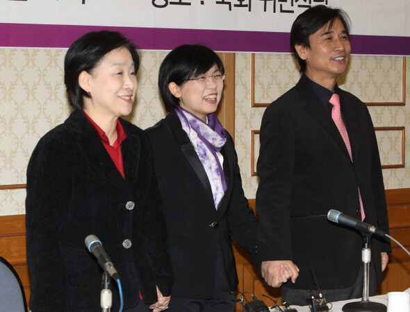 통합진보신당 심상정(왼쪽부터), 이정희, 유시민 공동대표가 16일 오전 국회에서 새해 기자회견을 하고 있다. 이정우 선임기자 woo@hani.co.kr