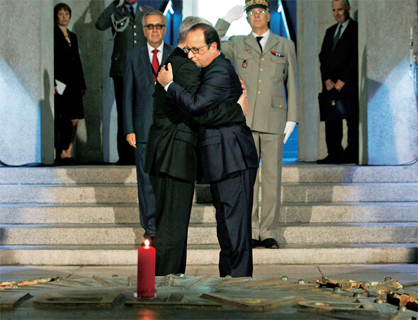 프랑수아 올랑드 프랑스 대통령(오른쪽)과 요아힘 가우크 독일 대통령이 지난 8월3일 격전지였던 프랑스 동부 알자스 지역에서 열린 ‘제1차 세계대전 발발 100주년’ 행사에서 만나 서로를 껴안았다. 과거 적국 관계였던 두 나라는 세계 전역에 평화를 촉구하는 성명도 발표했다. REUTERS