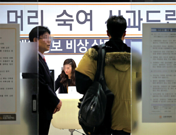 국민카드·롯데카드·농협카드에서 대규모 금융정보가 유출된 사실이 알려진 가운데, 1월24일 오후 서울의 한 카드회사 영업점 개인정보 비상 상담실에서 직원이 카드 재발급 업무 상담을 하고 있다.한겨레 박종식