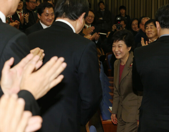 박근혜 대통령이 당선인 시절인 2012년 12월31일 국회에서 열린 새누리당 의원총회에 참석해 소속 의원들로부터 박수를 받고 있다. 현재의 새누리당은 ‘내부의 반론’을 용인하지 않는, 온전한 ‘박근혜의 당’이다.한겨레 이정우