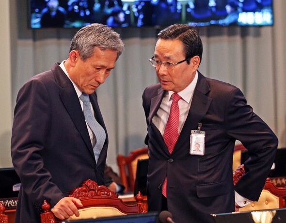 Director of Blue House National Security Office Kim Kwan-jin (left) talks with Senior Secretary for Foreign Affairs and Security Ju Chul-ki during a cabinet meeting at the Blue House