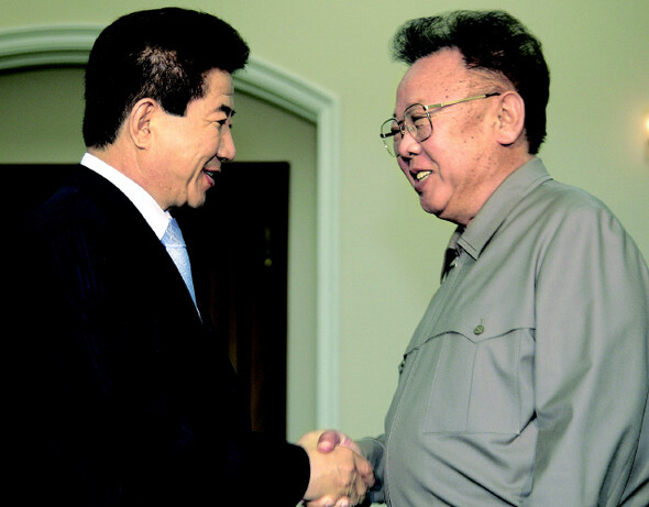 노무현 전 대통령이 2007년 10월3일 정상회담 당시 김정일 전 북한 국방위원장과 만나는 모습. 청와대사진기자단