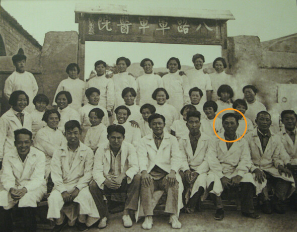 1939년 여름 방우용이 중국 산시성 옌안 팔로군군의원 내과주임으로 부임했을 때 사진. 앞줄 오른쪽에서 세 번째 남자가 방우용으로 추정된다.