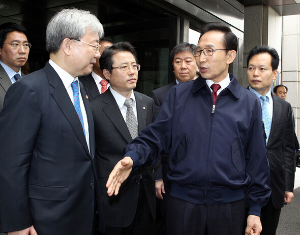 지난 5월4일 오전 이명박 대통령이 서울 영등포구 여의도 금융감독원을 불시에 방문해 “나쁜 관행과 조직적 비리가 있었다”고 질타했다.