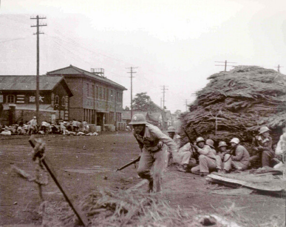 1946년 10월2일 대구 태평로에서 경찰이 진압작전을 펼치고 있다. 경찰의 발포에 쫓기는 시위 군중들이 왼쪽 도로가에 웅크리고 있다. 그 앞에는 쓰러진 주검들이 보인다. 10월항쟁유족회 제공