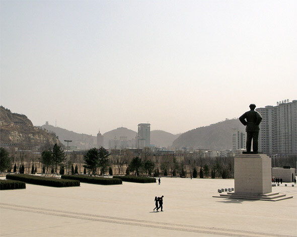 중국 산시성 옌안시 옌안혁명기념관 앞에 서 있는 거대한 마오쩌둥 동상이 옌안시를 바라보고 있다. 한겨레 김남일 기자