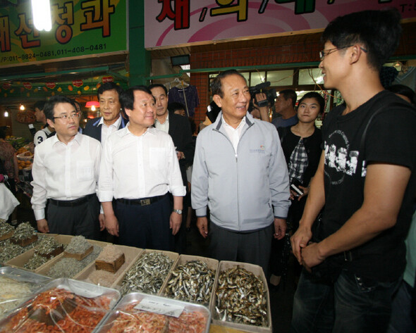 » 민생 현장을 찾은 권혁세 금융감독원장(왼쪽에서 첫번째). 감사원의 감사보고서를 보면, 서울시 등 6개 지방자치단체는 법을 어긴 약 1천 개 업체에 대해 행정 조처를 취하지 않은 채 불법영업을 방치했다. 금감원도 민원인 상담을 통해 확인된 6천여 건의 불법행위 가운데 95% 이상을 겅찰에 알리지 않았다. 서울시 등 지자체와 금감원 모두 서민금융 관리에 소홀했다. 미소금융중앙재단 제공 