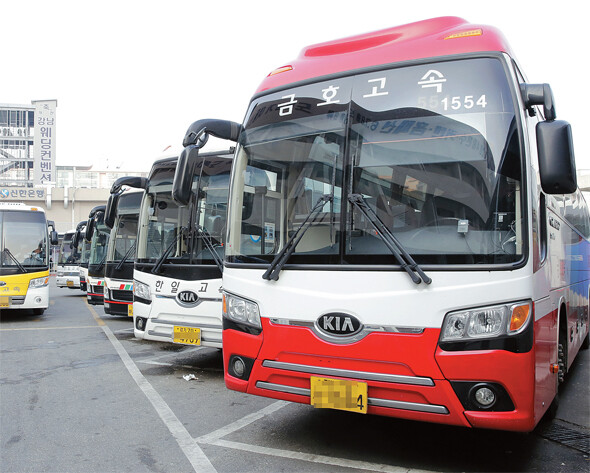 서울 고속버스터미널에 주차된 금호고속 버스. 금호고속은 국내 최대의 고속버스 회사다. 정용일 기자