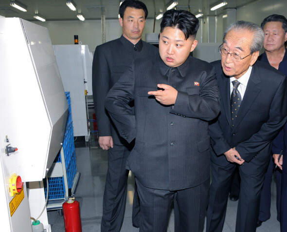 김정은(맨 앞) 부위원장이 평양에 있는 목란 비디오 회사를 방문하고 있다. ‘조선중앙통신’은 지난 9월11일 이 사진을 배포했다. <한겨레> 자료사진