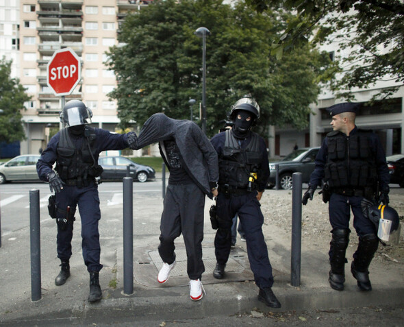 아랍계 이민자의 소요 사태가 발생한 프랑스 그르노블에서 지난 8월10일 경찰이 한 청년을 연행하고 있다. REUTERS/ ROBERT PRATTA