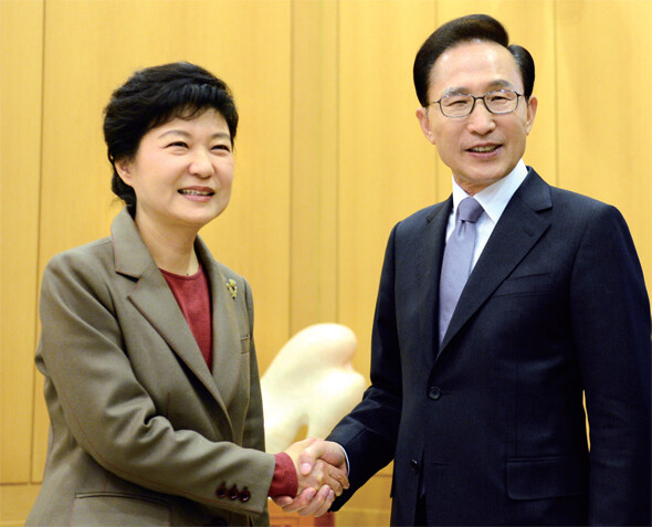 2012년 12월 대선 직후, 당시 이명박 대통령이 박근혜 대통령 당선인을 청와대에서 만나 반갑게 인사하고 있다. 박근혜 정부는 검찰 수사를 통해, 과연 이명박 전 대통령을 법정으로 끌어내려는 걸까. 청와대사진기자단