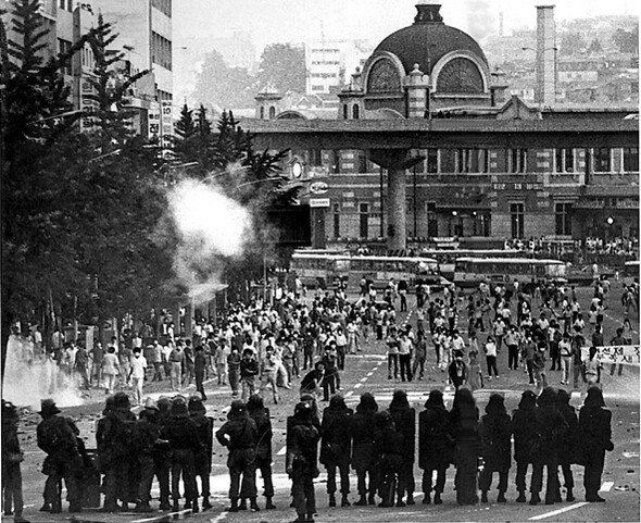 1987년 6월항쟁 당시 서울역 앞에 모인 시민들이 ‘대통령 직선제 쟁취’와 ‘군부독재 타도’를 외치며 경찰과 대치하고 있다. 한겨레 자료