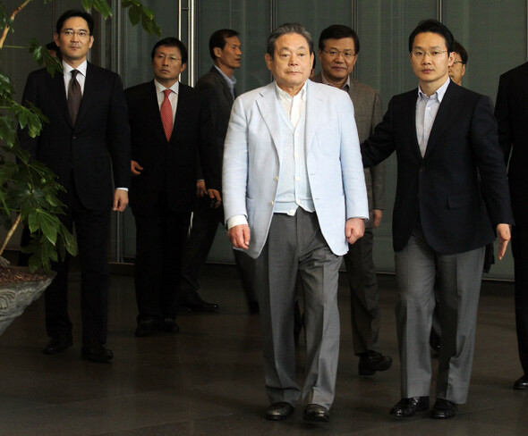 Samsung Electronics Chairman Lee Kun-hee on his way to work.
(Photo by Yonhap News)　　