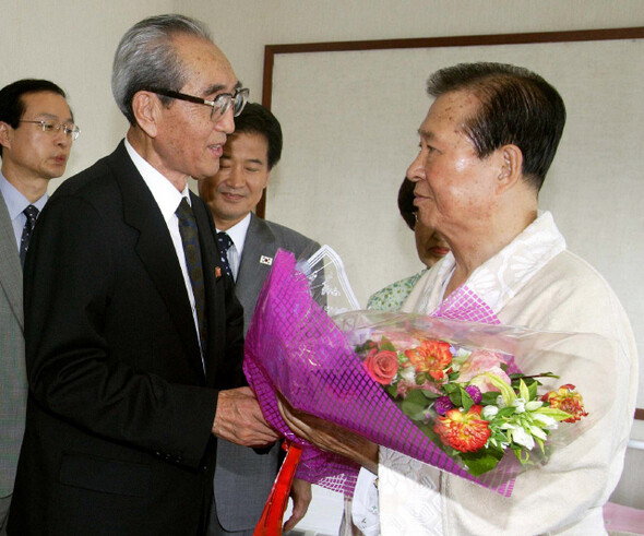 김기남 8·15축전 북한 대표단장(왼쪽)이 4년 전 이맘때 세브란스병원에 입원 중인 김대중 전 대통령을 문병하고 있다. 김기남 당비서는 이번엔 조문단장으로 서울에 와 김 전 대통령의 영정에 조의를 표했다. 사진공동취재단