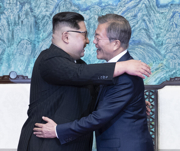 South Korean President Moon Jae-in and North Korean leader Kim Jong-un embrace each other following their signing of the “Panmunjeom Declaration” on Apr. 27. (Photo Pool)