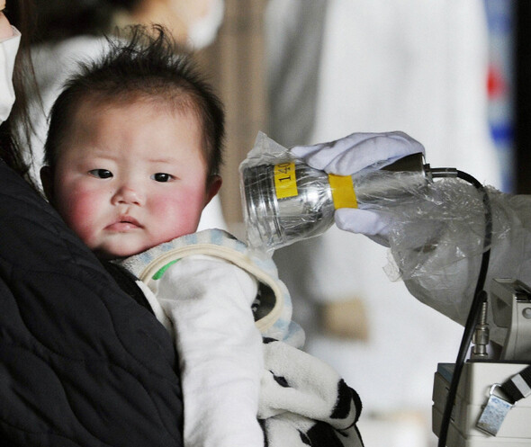 지난 3월24일 일본 후쿠시마에서 한 아이가 방사능에 노출됐는지 검사받고 있다. AP 연합