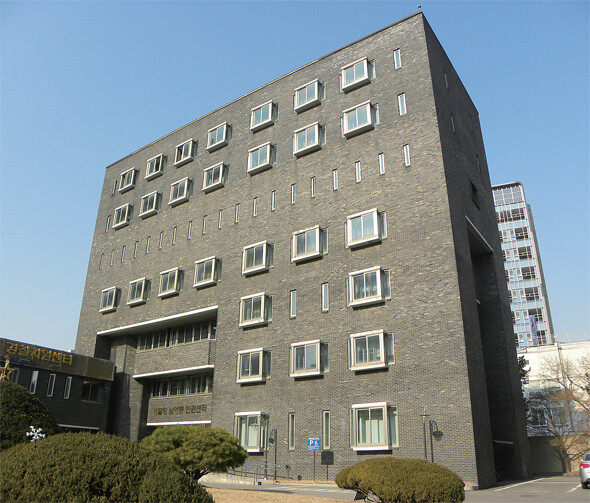 1976년 완공된 서울 남영동 대공분실은 한국 현대 건축의 한 시대를 풍미한 김수근이 설계했다. 재료와 형태, 공간 배치 면에서 1973년 지어진 원서동 공간 사옥과 여러모로 닮았다.이세영