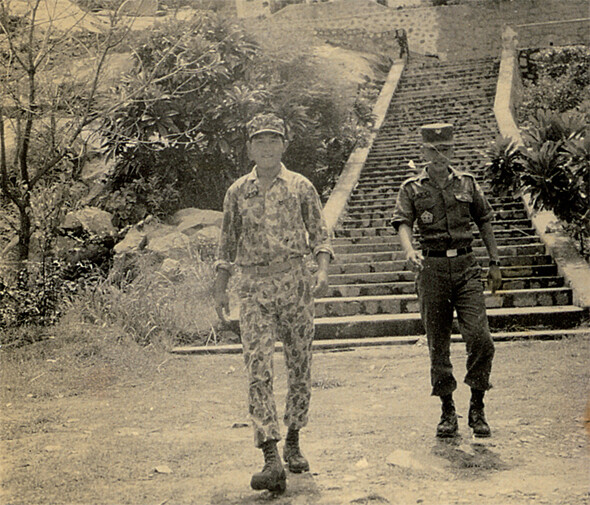 제1이동외과병원이 있던 붕따우의 성당에서 나오는 안학수 하사(오른쪽). 1966년 9월 사이공에서 실종된 뒤 1967년 3월 평양에 나타난 그는 남한에서는 ‘월북자’로 몰리고, 북한에서는 탈출하다 실패한 뒤 죽임을 당했다. 안용수 제공