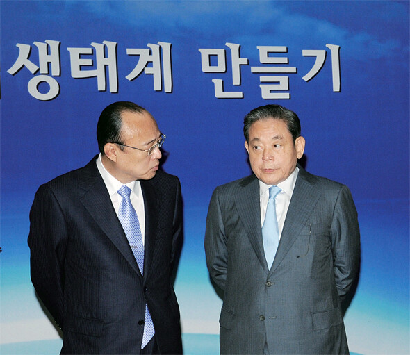 김승연 한화 회장(왼쪽)과 이건희 삼성 회장(오른쪽)이 2011년 이명박 대통령과 30대 대기업 총수의 간담회가 열리기에 앞서 이야기를 나누고 있다.