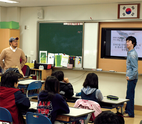 장애인이 직접 ‘장애인 인권’에 대해 강의하는 일은 매우 어렵지만 반드시 필요한 일이다. 그건 ‘할 수 없는’ 것을 ‘할 수 있게’ 만드는 일이다.노들장애인야학 제공