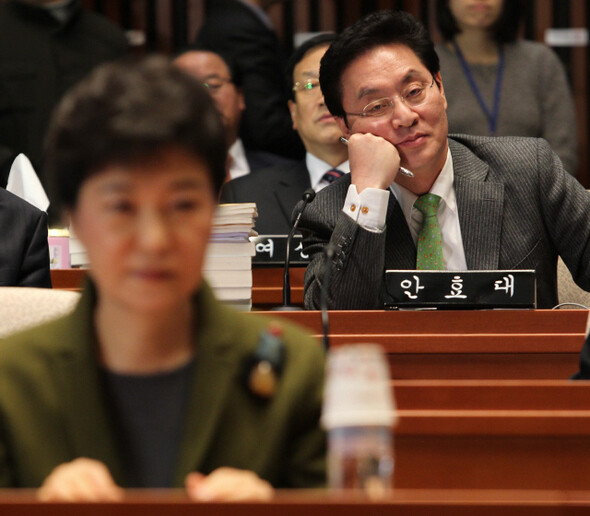 » 박근혜 한나라당 비상대책위원장(왼쪽)과 쇄신파는 ‘필요조건’만을 교환했던 것 같다. 지난해 12월22일 국회에서 열린 한나라당 의원총회에 참석한 박 비대위원장과 정두언 의원(오른쪽). <한겨레> 강창광