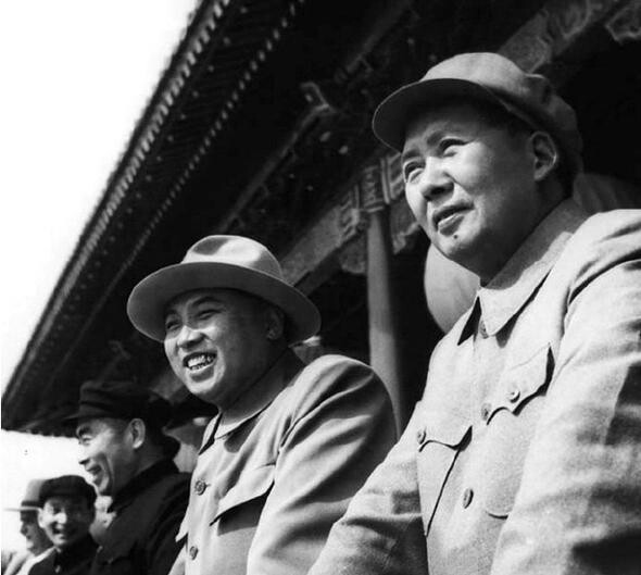 Kim Il-sung (left) during a meeting with Mao Zedong (right) in 1954.  A recent report reveals that Mao implicitly objected to the North pursuing a nuclear weapons program.