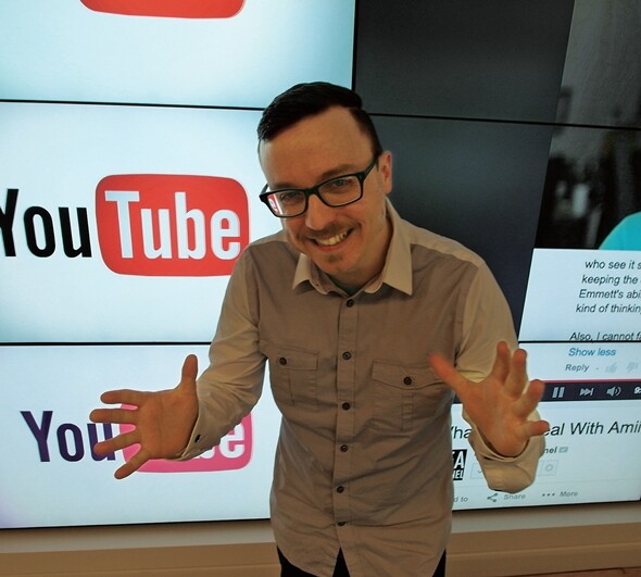 유튜브 크리에이터(동영상 제작자)인 케빈 리버(과학 채널 ‘브이소스2’ 운영자)가 ‘유튜브 뉴욕 스페이스’에서 자신의 동영상에서 항상 보여주는 특유의 자세를 취하고 있다.