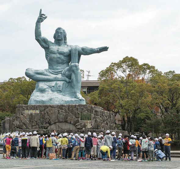 나가사키의 원자폭탄 관련 흔적 중 히로시마와 다른 것은 가톨릭 관련 유적이다. 평화공원 근처에는 일본 최대의 가톨릭교회 우라카미 천주당이 자리하고 있다. 나가사키 평화공원에서 피해자 묵념을 하고 있는 일본 학생들. 한겨레 김성광 기자