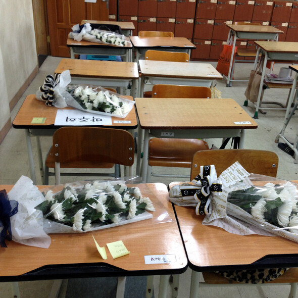 세월호 침몰로 사망한 안산 단원고 2학년 학생들의 책상 위에 하얀 국화꽃이 놓여 있다. 이문영 moon0@hani.co.kr
