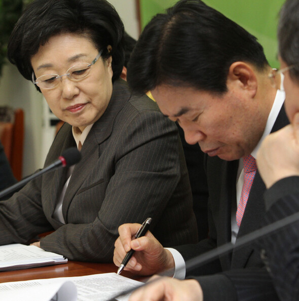 민주통합당은 김진표 의원이 ‘재벌의 X맨’이라는 비판이 높은데도 단수 공천해 트위터 등에서 논란이 일었다. <한겨레> 이정우

