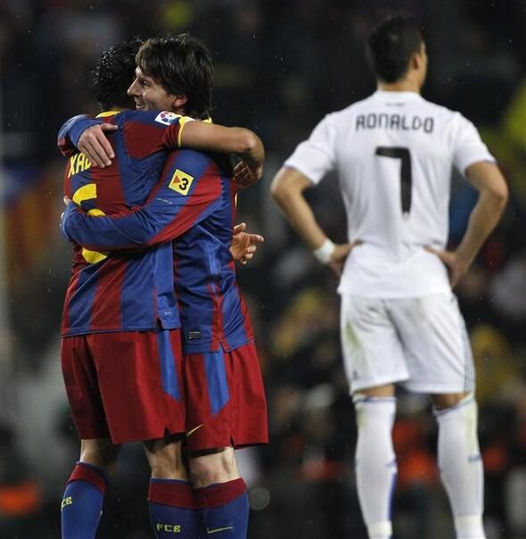 지난해 11월30일 스페인 바르셀로나 캄프누에서 열린 2010~2011 스페인리그 라 리가 13라운드 레알 마드리드-FC바르셀로나의 경기에서 레알 마드리드는 0대 5로 대패했다. 동료 사비 에르난데스(왼쪽)와 승리의 기쁨을 나누는 메시 옆에서 레알의 크리스티아누 호날두(오른쪽)가 먼 곳을 바라보고 있다.
